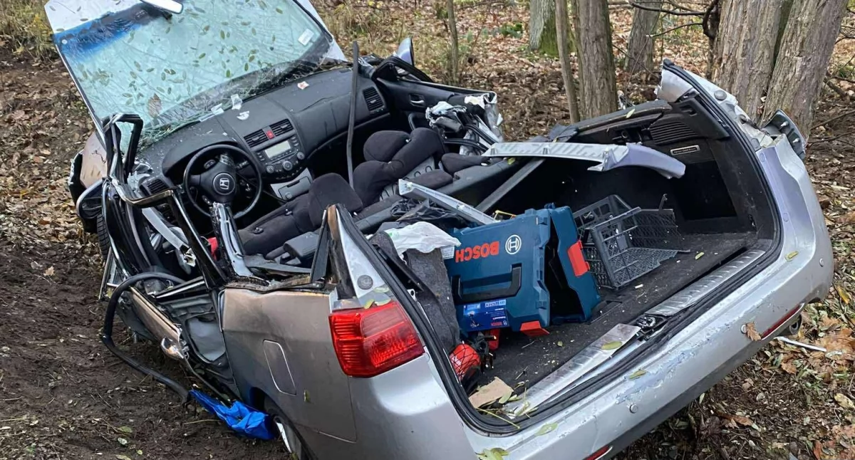 Strażak w drodze na służbę uratował poszkodowanego po dachowaniu auta w Polkowicach