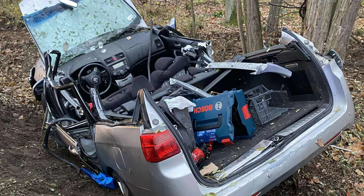 Strażak PSP w drodze na służbę uratował poszkodowanego po groźnym wypadku samochodowym