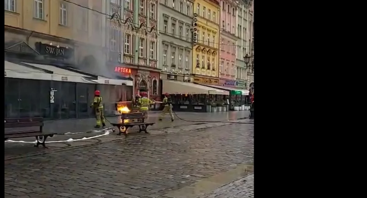 Pożar na wrocławskim Rynku. Markiza i ogródek gastronomiczny w ogniu. Jedna osoba poszkodowana