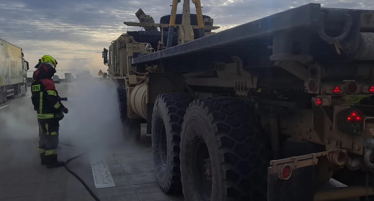 POŻAR POJAZDU WOJSKA AMERYKAŃSKIEGO NA A4. UWAGA NA UTRUDNIENIA W RUCHU. FILM