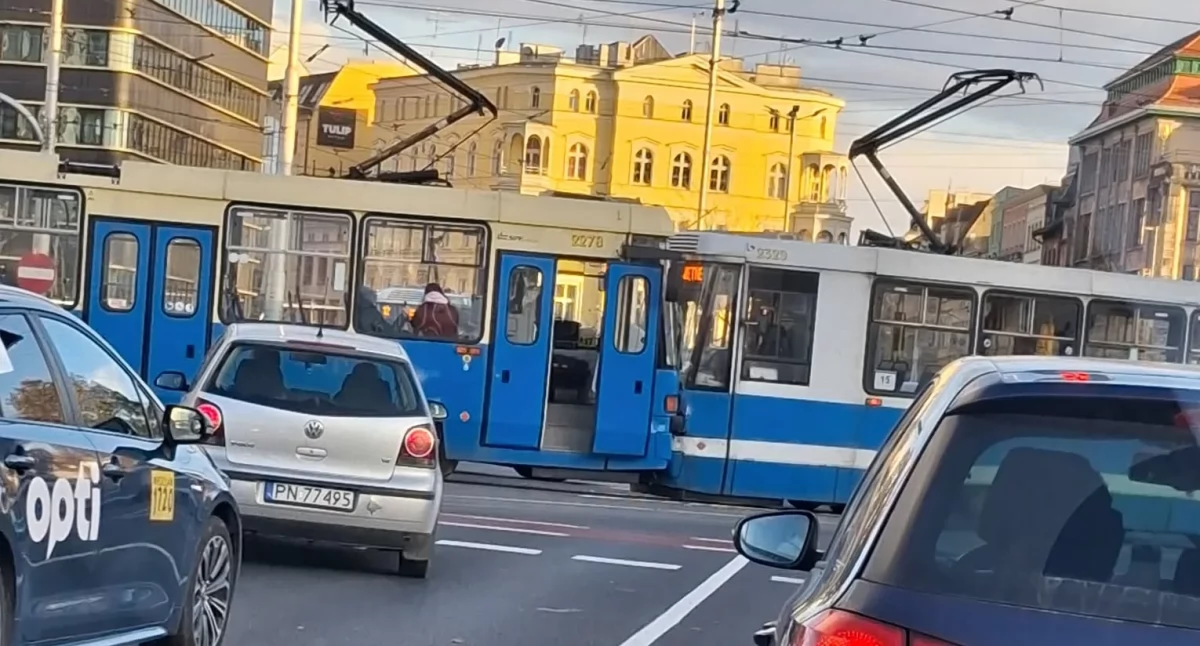Tramwaje zderzyły się na pl. Jana Pawła II. Jedna osoba trafiła do szpitala