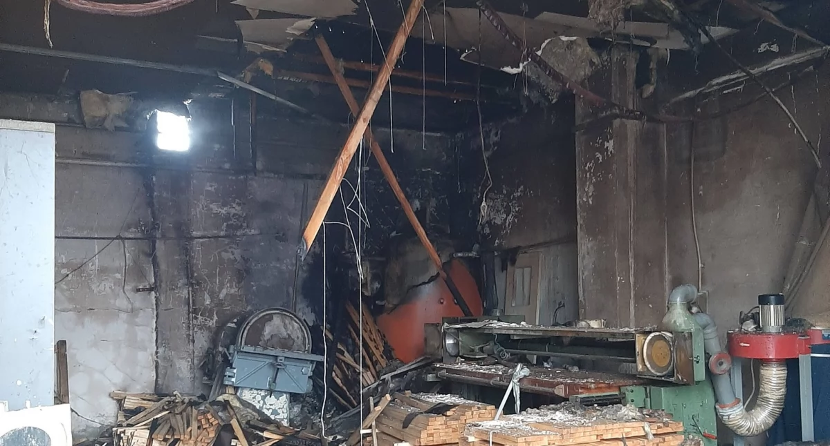 Groźny pożar w gminie Syców. Spłonęły trociny i fragment hali produkcyjnej