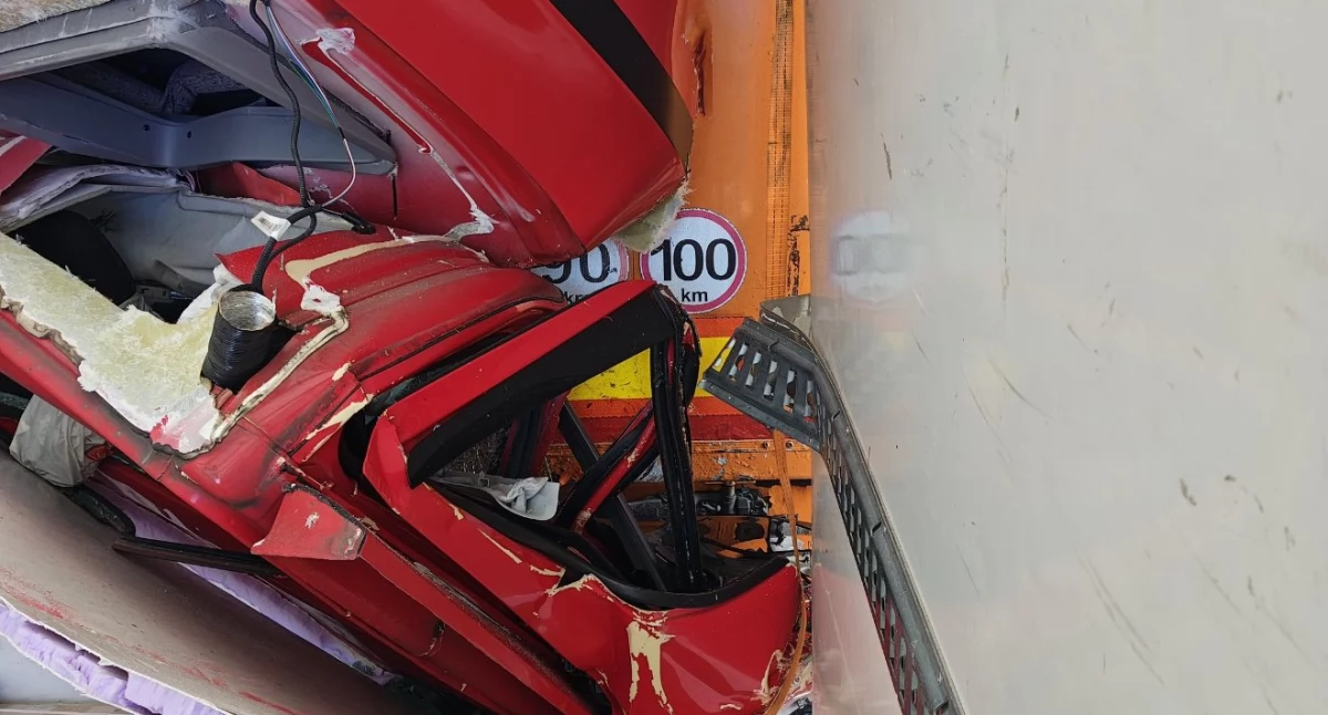 Kolizja na autostradzie A4 w kierunku Wrocławia. Kierowca busa miał ogromne szczęście, iż przeżył