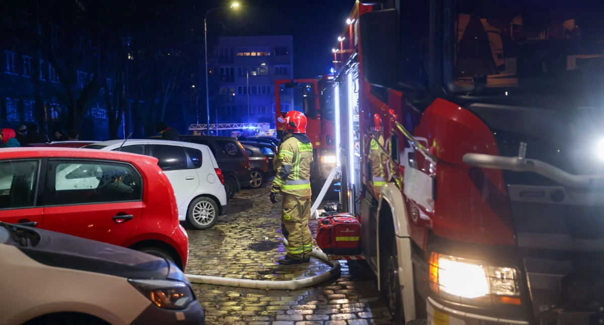 Pożar przy ul. Kruszwickiej we Wrocławiu. 8 zastępów straży pożarnej w akcji, 70 osób ewakuowanych