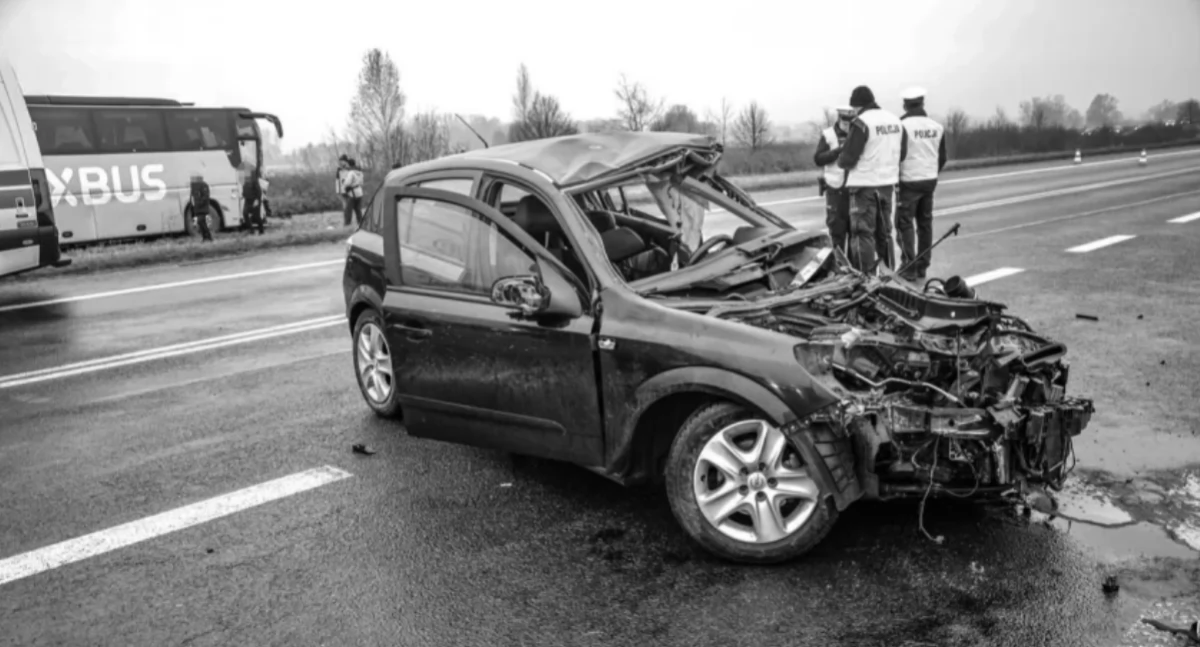 Tragiczny wypadek z udziałem Flixbusa i Opla pod Oleśnicą. Życia 33-latki nie udało się uratować