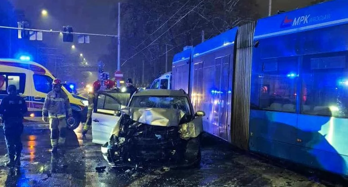 Groźny wypadek na skrzyżowaniu Hallera i Gajowickiej. Samochód uciekający przed policją wjechał w tramwaj linii 20. Są poszkodowani
