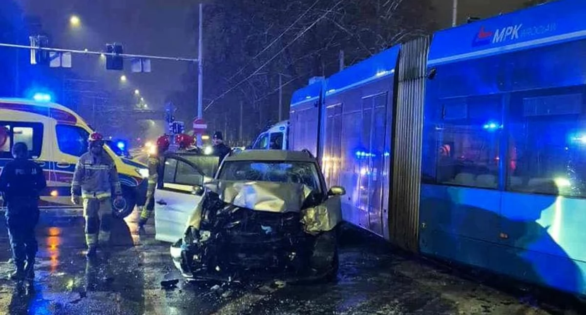 Tragiczny finał nocnego pościgu we Wrocławiu. W bagażniku samochodu znaleziono uprowadzonego mężczyznę. 34- latek nie przeżył
