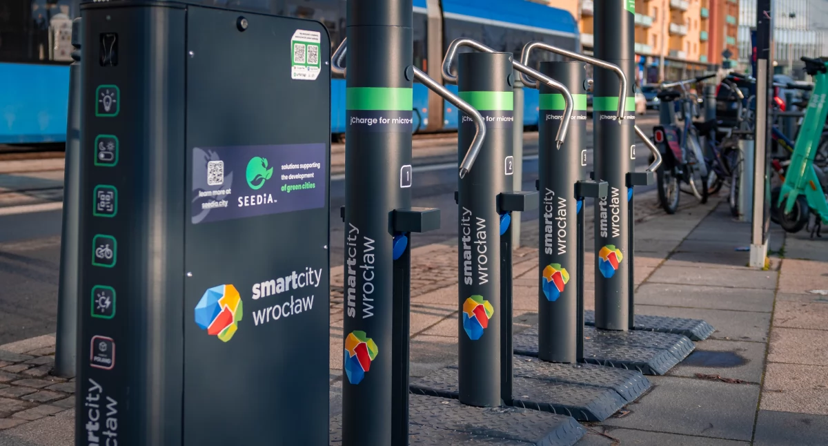 24wroclaw, Nowoczesne solarne stacje ładowania hulajnóg rowerów elektrycznych - zdjęcie, fotografia