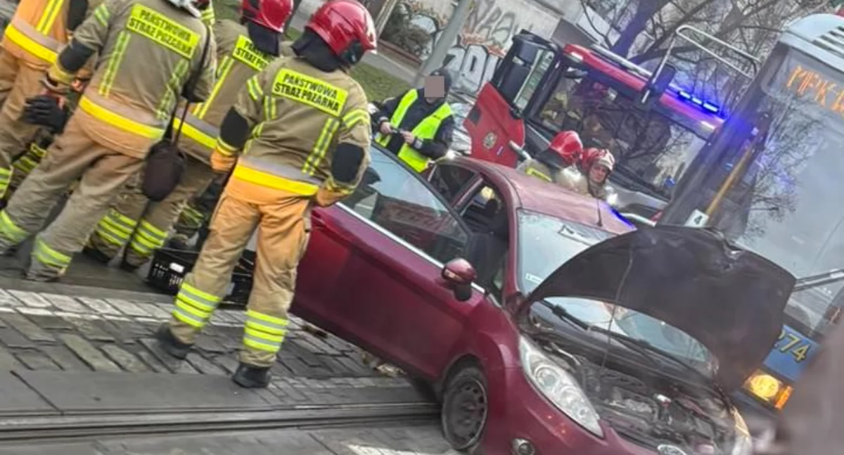 Wypadek na ul. Piłsudskiego we Wrocławiu. Osobówka uderzyła w tramwaj. Uwaga na utrudnienia w ruchu