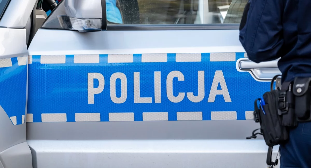 Agresywny 44-latek napadł na matkę i zaatakował policjantów. W amoku zniszczył sprzęty w mieszkaniu i uderzał głową w radiowóz