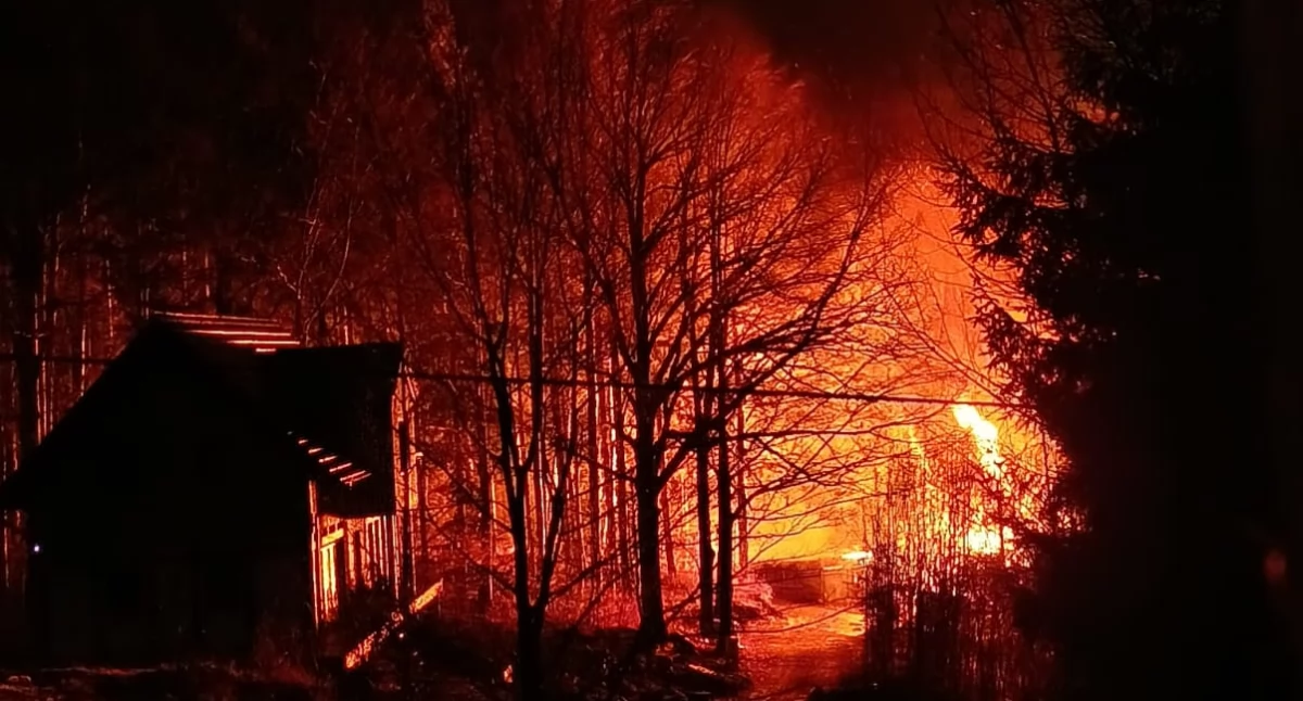  Pożary, Szklarska Poręba Ogromny pożar ulicy Spokojnej Opuszczony budynek spłonął doszczętnie - zdjęcie, fotografia