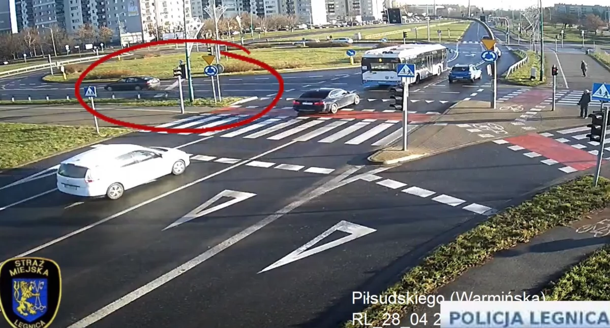 Interwencje, Niebezpieczny manewr latka prąd rondzie wprost policyjny radiowóz - zdjęcie, fotografia