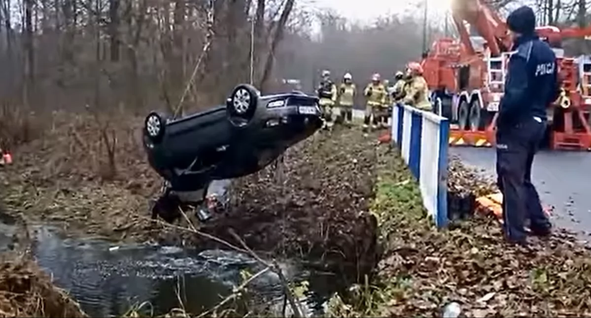 Wypadki drogowe, Samochód wpadł zbiornika wodnego między Brodnem Szczepanowem Akcja służb powiecie średzkim - zdjęcie, fotografia