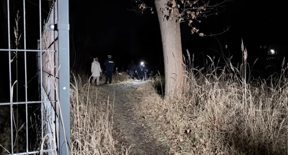    Z ostatniej chwili, Szokujące odkrycie Jeleniej Górze brzegu rzeki nieopodal szkoły odnaleziono ciało letniej dziewczynki Śledczy wykluczają zabójstwa - zdjęcie, fotografia