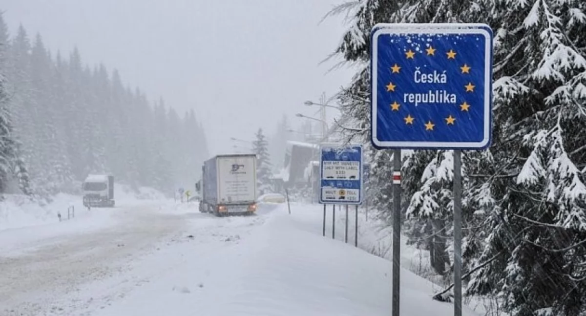 Utrudnienia na drogach, Utrudnienia granicy Jakuszycach Droga Harrachova zamknięta - zdjęcie, fotografia