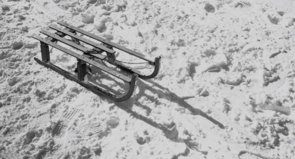 Interwencje, Noworoczna zabawa sankach zakończona tragedią latka naciskała klakson wezwać pomoc - zdjęcie, fotografia