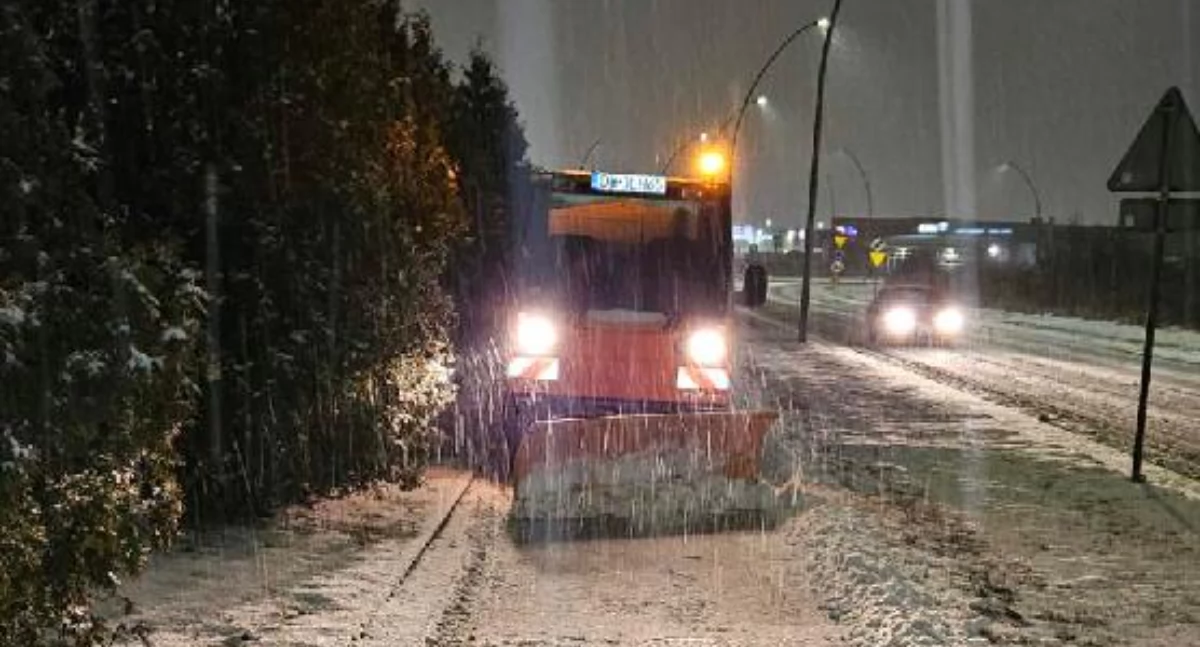 Miasto, pługosyparek akcji odśnieżanie Wrocławia - zdjęcie, fotografia