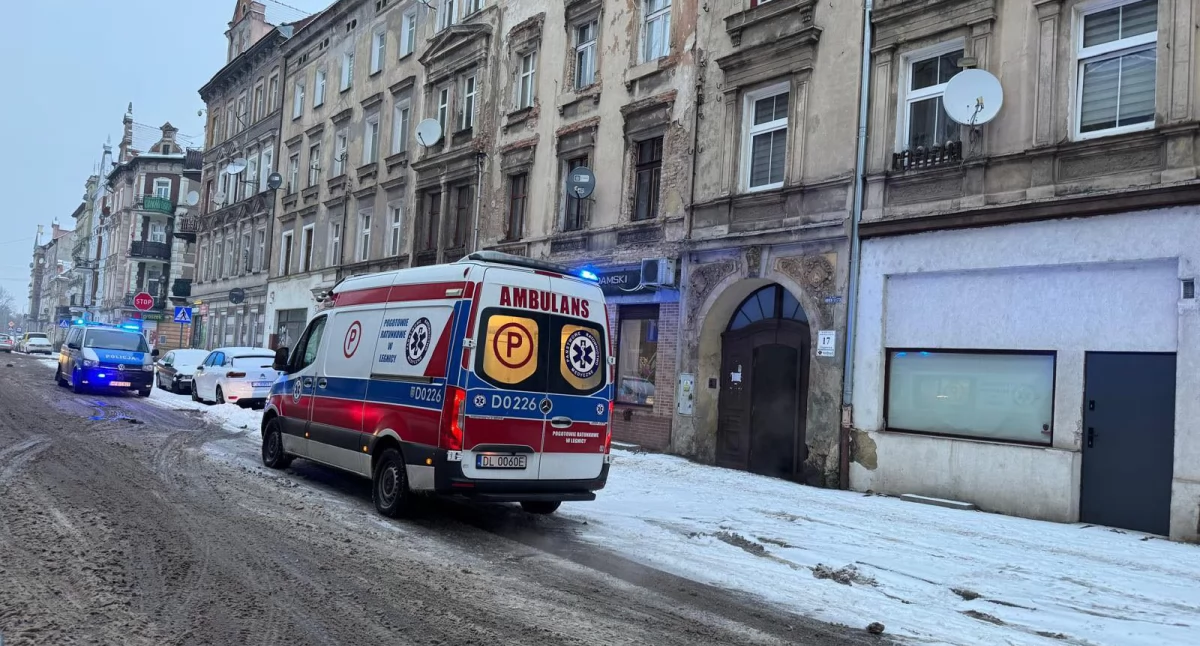    Z ostatniej chwili, Tragiczne zatrucie czadem Legnicy żyją osoby - zdjęcie, fotografia