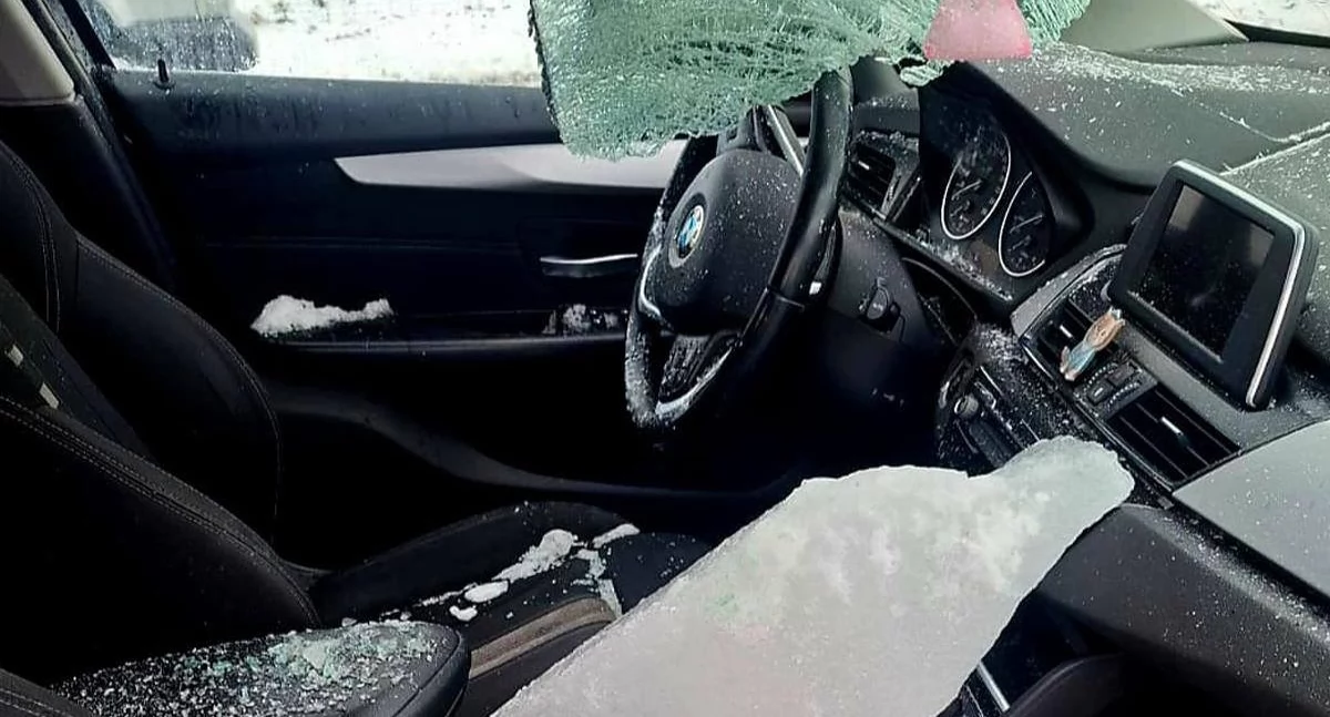 Interwencje, Lodowy pocisk spadł dachu ciężarówki Tafla przebiła szybę osoby zostały ranne ranne - zdjęcie, fotografia