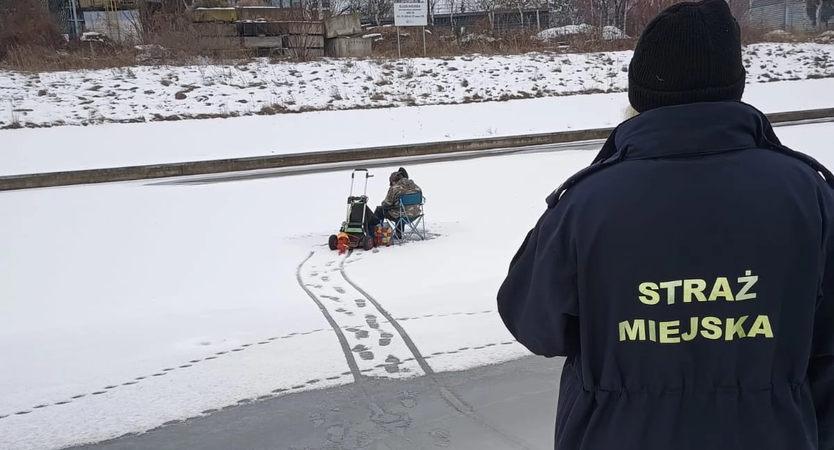 Interwencje, Łowił zamarzniętej Odrze Szybka reakcja zapobiegła tragedii - zdjęcie, fotografia