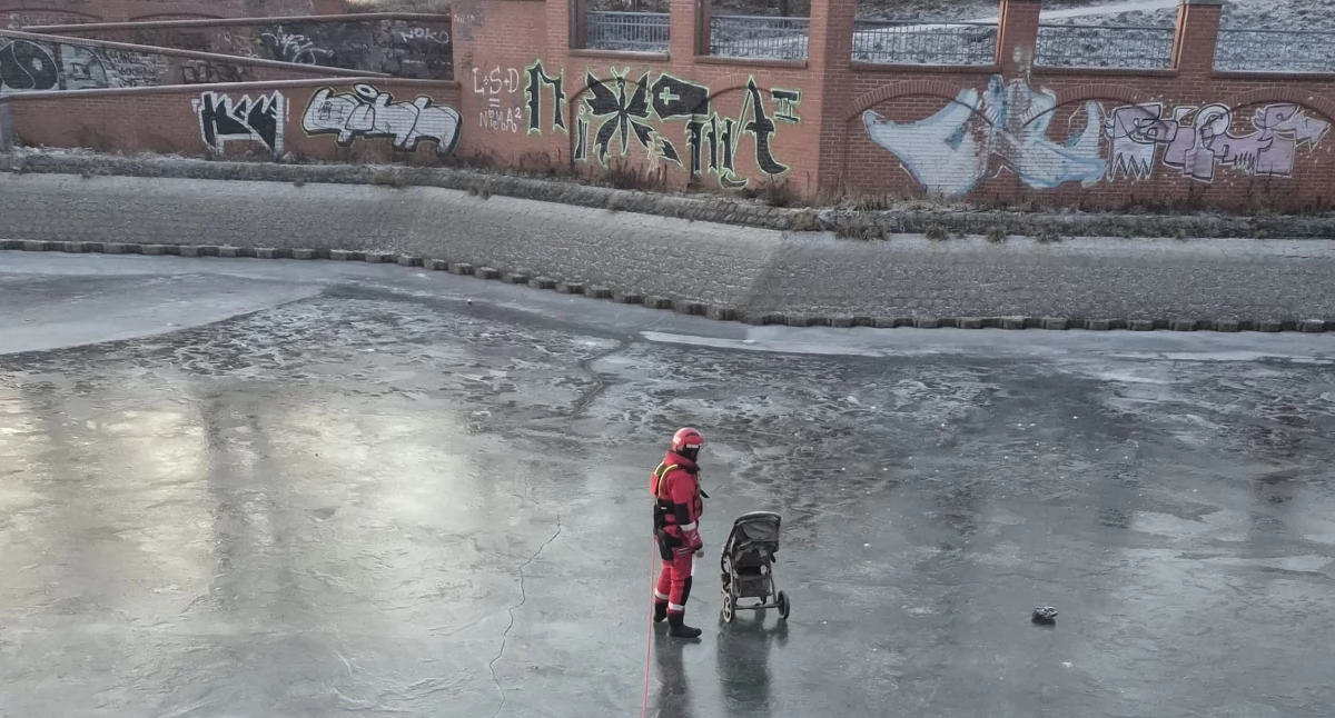 Interwencje, Wózek dziecięcy tafli mostem Trzebnickim miejsce wezwano służby - zdjęcie, fotografia