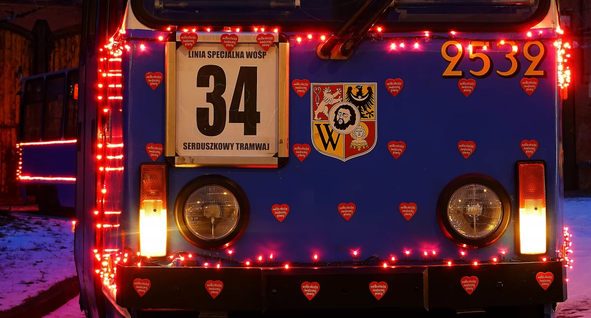 24wroclaw, Historyczna Wielkiej Orkiestry Świątecznej Pomocy Wyglądajcie czerwonych światełek blisko serduszek - zdjęcie, fotografia