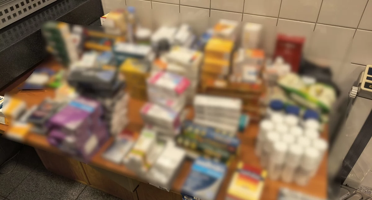 Interwencje, letni obywatel Ukrainy zatrzymany lotnisku Wrocławiu narkotykami nielegalnymi lekami - zdjęcie, fotografia