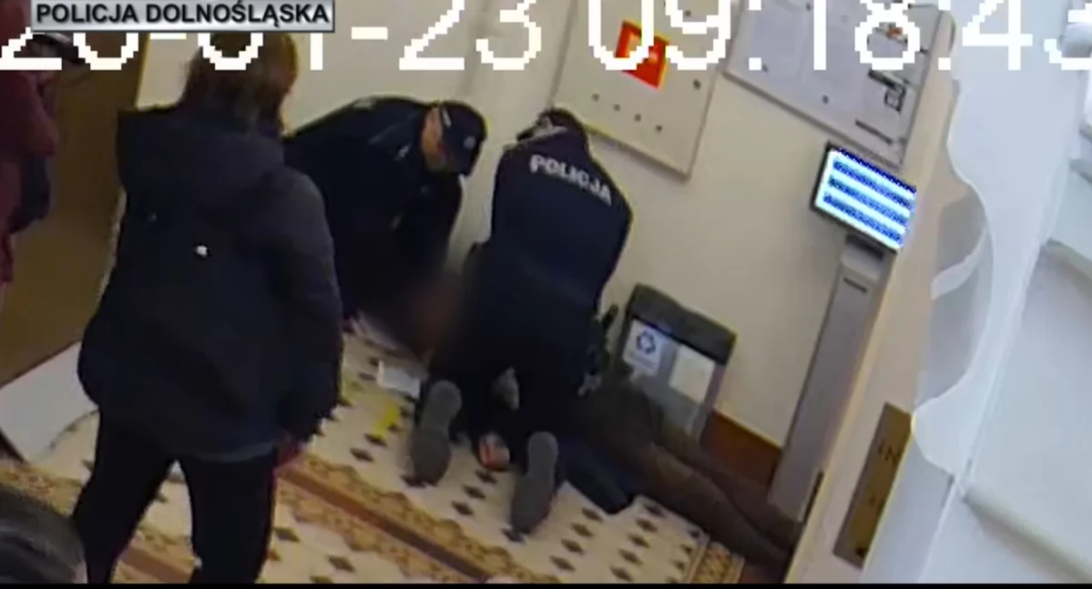 Interwencje, Dramat sądzie Wrocławiu latek upadł nieprzytomny Policjanci walczyli życie - zdjęcie, fotografia