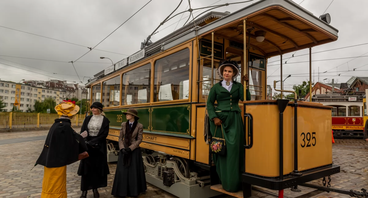 Miasto, Retro neogotyk Wrocław remontuje zabytkową zajezdnię tramwajową Popowicach - zdjęcie, fotografia