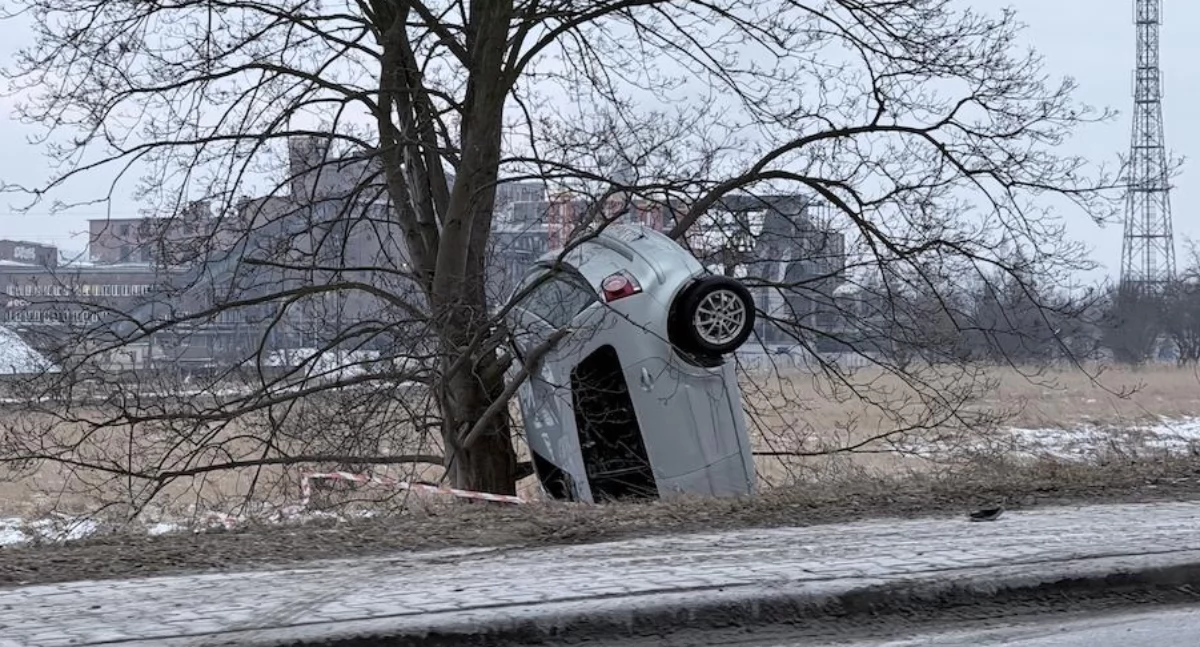 Wypadki drogowe, Nietypowy wypadek Spółdzielczej udziałem Volkswagena - zdjęcie, fotografia