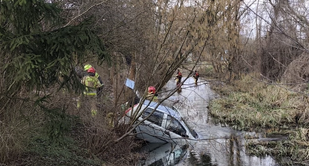 Interwencje, Samochód rzece Kiełczówku Służby prowadziły akcję poszukiwawczą - zdjęcie, fotografia