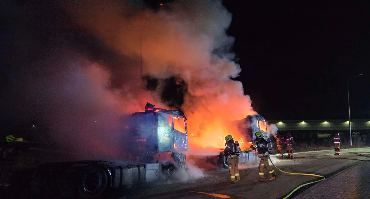  Pożary, Nocny pożar Dobrzykowicach Spłonęły pojazdy ciężarowe - zdjęcie, fotografia