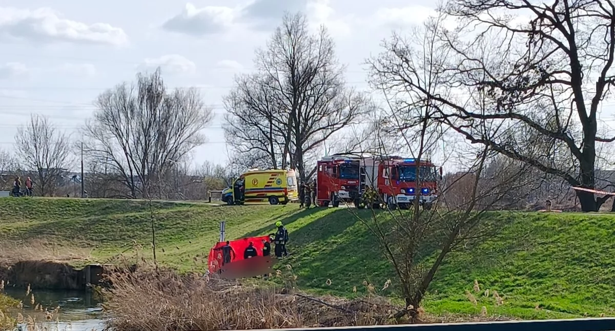 Interwencje, Akcja służb Siechnicach rzece zauważono dryfujące ciało - zdjęcie, fotografia