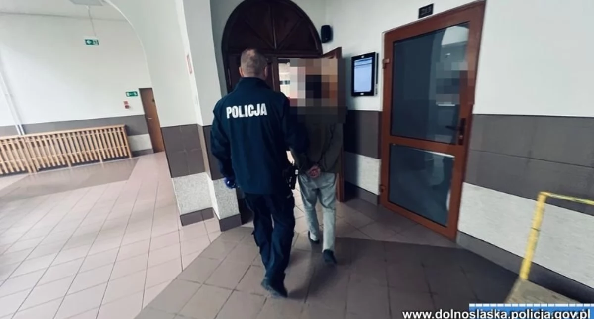 Interwencje, Zaatakował nożem materac latek walczył życie uratowała szybka reakcja latka - zdjęcie, fotografia