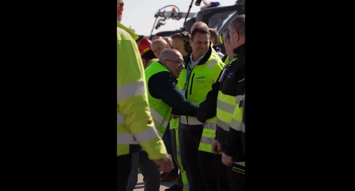 24wroclaw, Wzruszające pożegnanie Mirka Porcie Lotniczym Wrocław Niezapomniany wyjątkowy współpracowników latach pracy - zdjęcie, fotografia