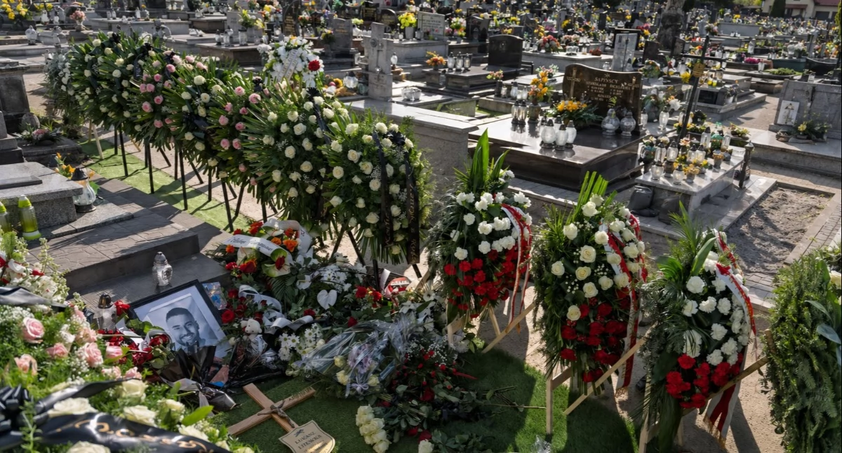 24wroclaw, Tłumy żegnały Łukasza Litewkę Zostawiasz pustką Poruszające słowa trumną posła - zdjęcie, fotografia