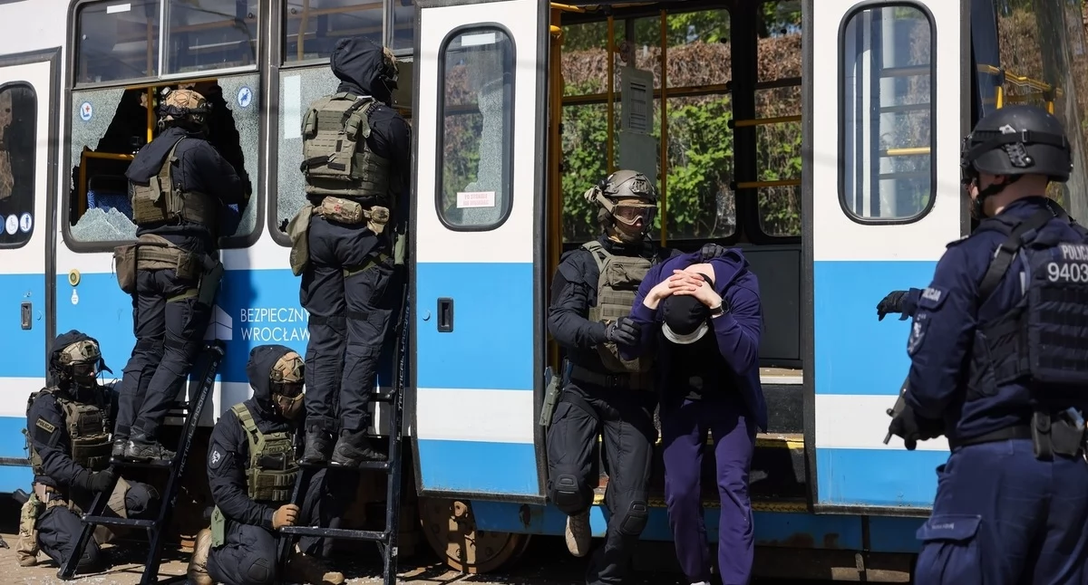 24wroclaw, Tramwaj opanowany przez napastników Służby przeprowadziły intensywne ćwiczenia - zdjęcie, fotografia