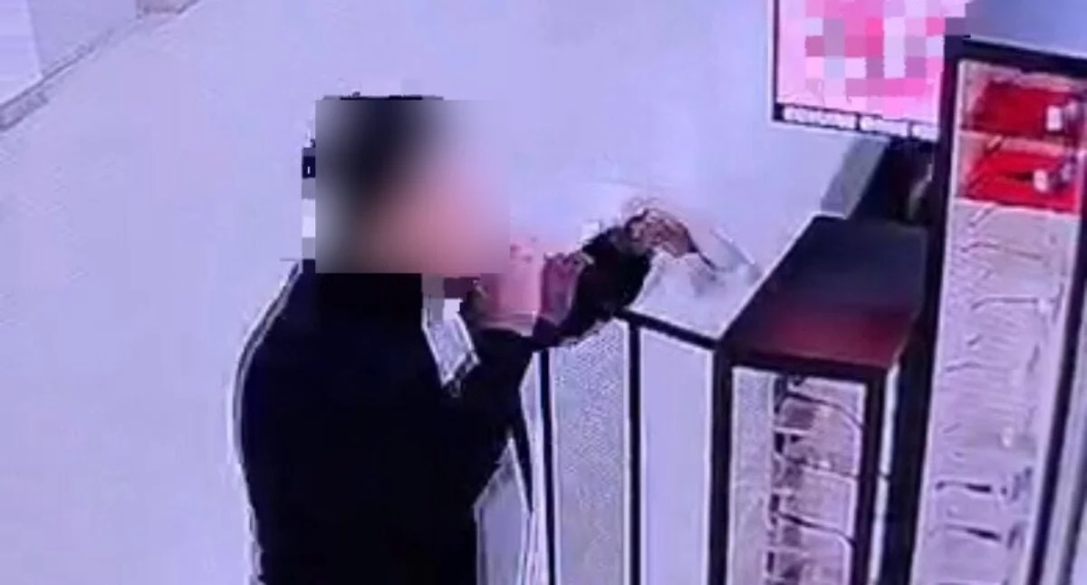 Interwencje, Zuchwała kradzież galerii handlowej latek włamał gabloty ukradł okulary - zdjęcie, fotografia