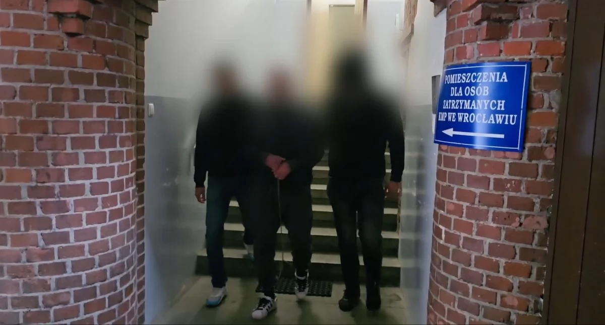 Interwencje, Uzbrojony nóż wtargnął statek Wrocławiu Podczas zamkniętej imprezy gości twarzy zniszczył sprzęt tysiące złotych - zdjęcie, fotografia