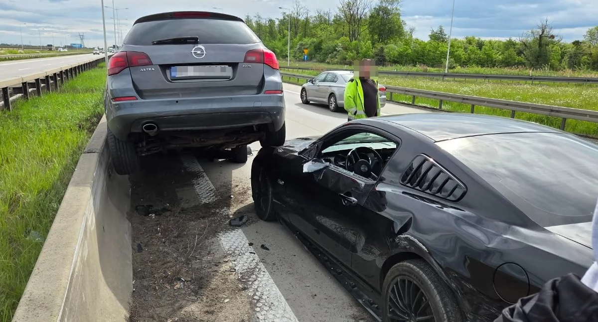 Autostrada A4, Zderzenie Forda Mustanga Oplem kilometrze autostrady kierunku Katowic Uważajcie utrudnienia ruchu - zdjęcie, fotografia