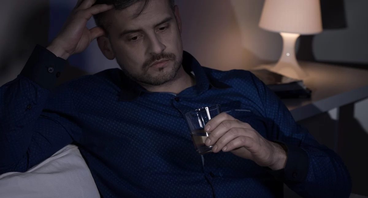 Zdrowie, Kiedy warto szukać pomocy leczeniu alkoholizmu Pierwsze sygnały których warto ignorować - zdjęcie, fotografia