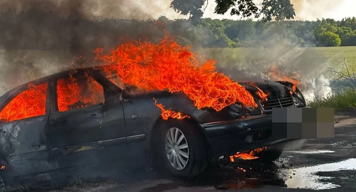 Interwencje, Pijany kierowca wjechał zgubił mercedes stanął ogniu Uciekł miejsca zdarzenia zdradziły poparzone dłonie - zdjęcie, fotografia
