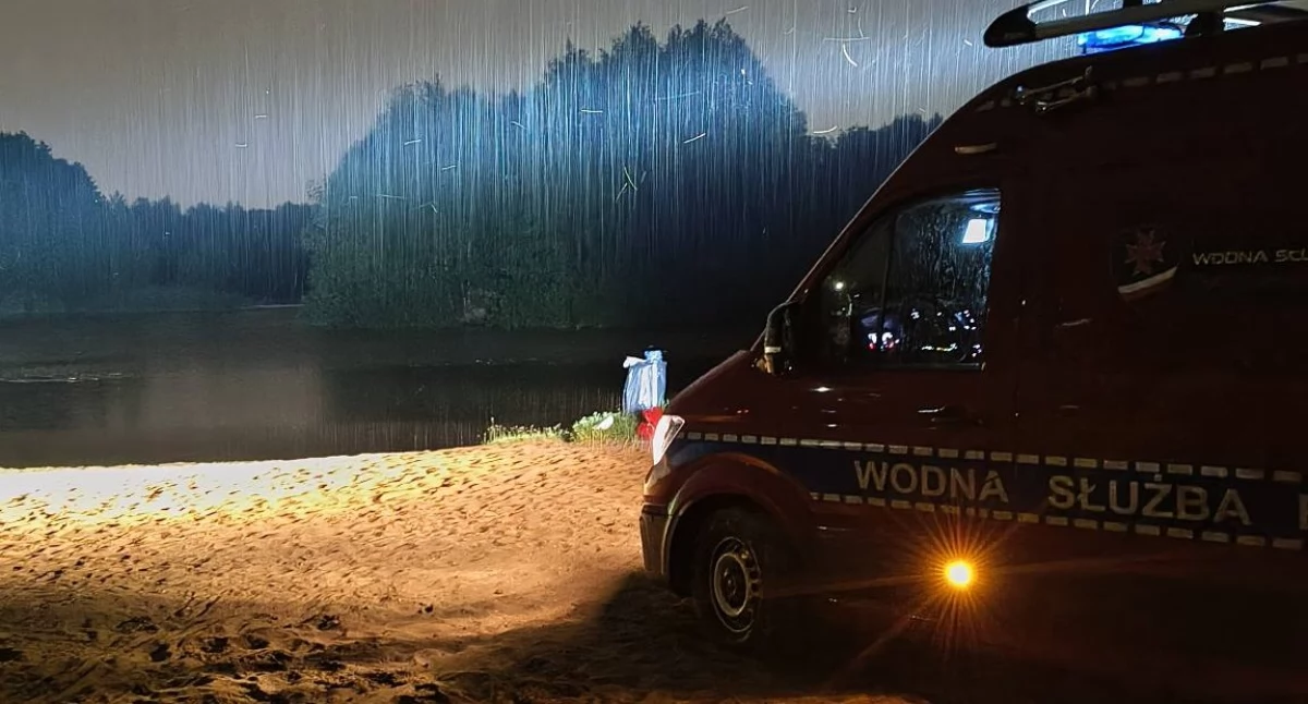 Interwencje, Pijani obywatele Ukrainy kąpali nocą Stawie Królewieckim Interweniowali ratownicy - zdjęcie, fotografia