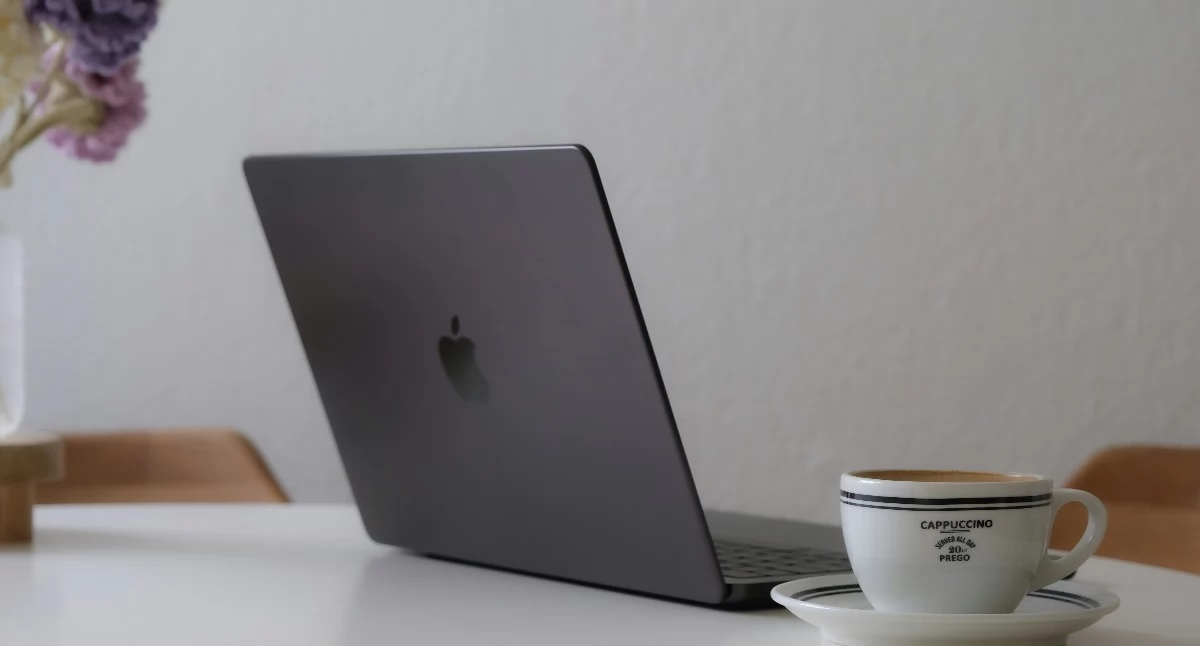 24wroclaw, Laptop Apple kawiarni coworkingu MacBook wpisuje miejski pracy - zdjęcie, fotografia