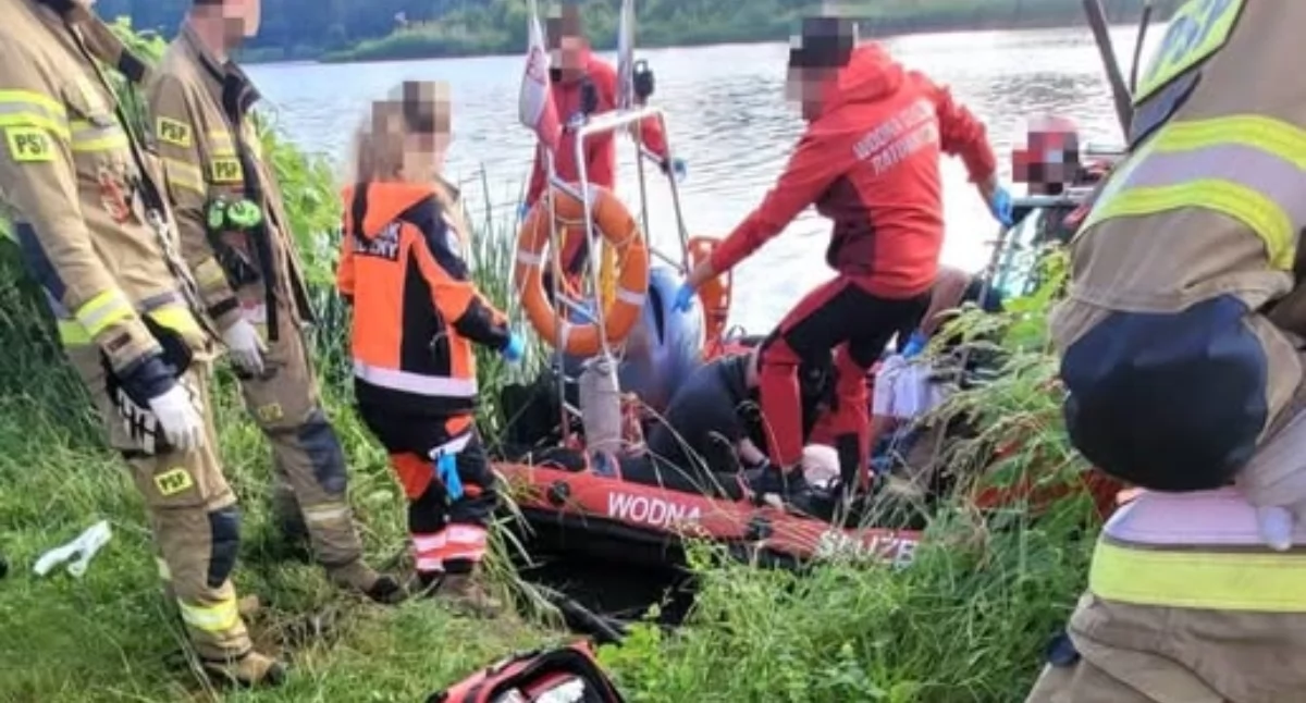 Interwencje, Dramatyczna akcja ratunkowa Odrze Wrocławiu Ratownicy walczyli życie mężczyzny skoku Mostu Milenijnego - zdjęcie, fotografia