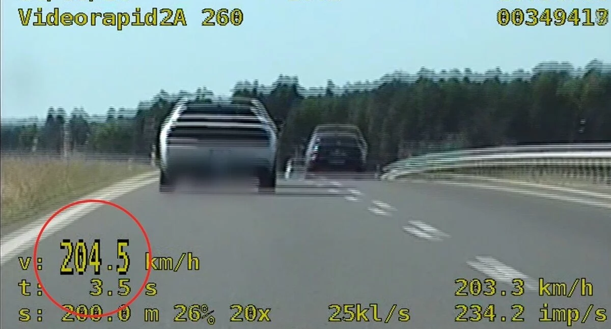 204 km/h na drodze S5. Policjanci przerwali niebezpieczną jazdę kierowcy Dodge’a