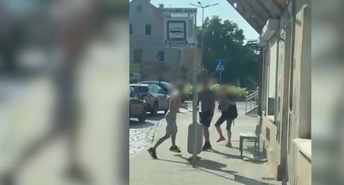 Sceny grozy na wrocławskim przystanku. Mężczyzna biegał z nożem i groził ludziom, został zatrzymany