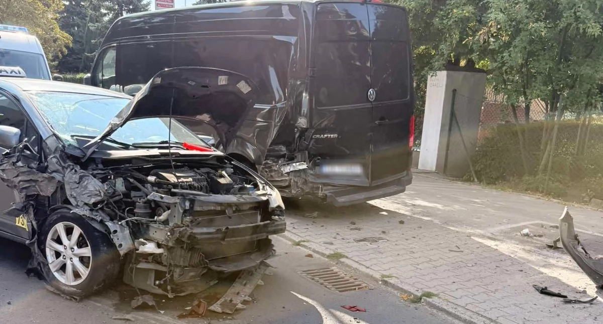O WŁOS OD NIEWYOBRAŻALNEJ TRAGEDII. Pijany 33-letni obywatel Białorusi rozpędzoną taksówką uderzył w busa zaparkowanego przed przedszkolem