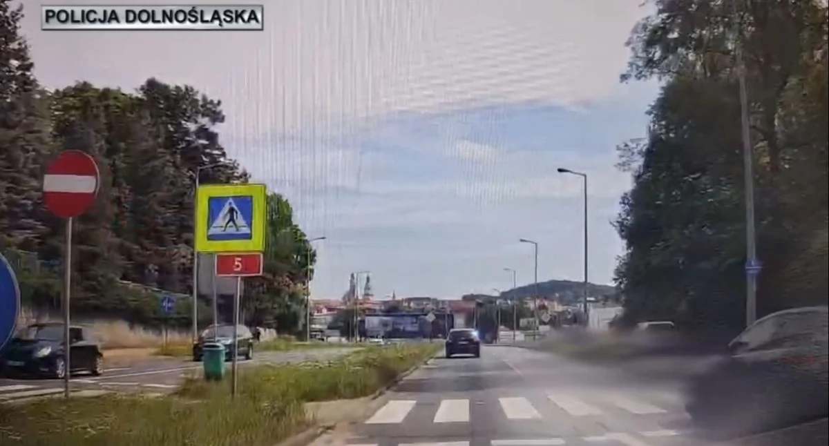 KOSZMARNY WYPADEK W JELENIEJ GÓRZE. Samochód wjechał na chodnik i potrącił dwoje pieszych. Stan jednego z nich jest bardzo ciężki