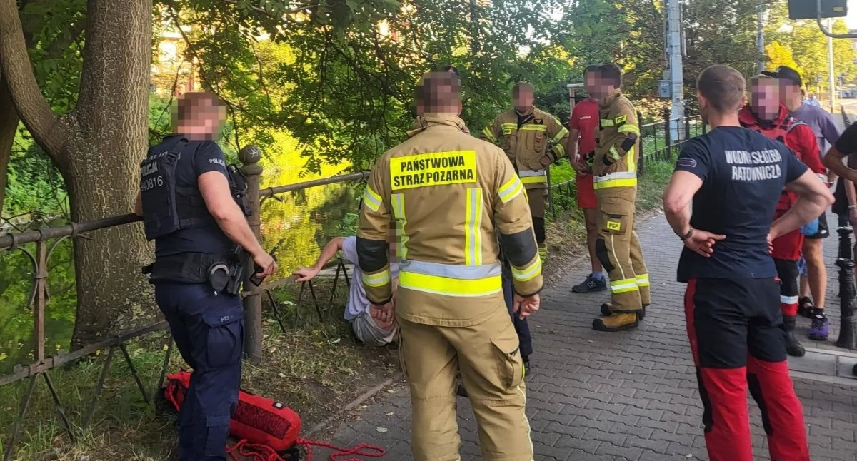 MĘŻCZYZNA WPADŁ DO FOSY MIEJSKIEJ. RATOWNICY WSR DOTARLI W 3 MINUTY I NATYCHMIAST RUSZYLI DO AKCJI